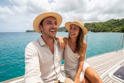 Couple naviguant en catamaran dans les eaux turquoise de Martinique