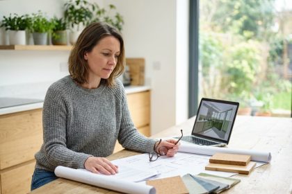 Femme examinant des matériaux écologiques pour la rénovation de sa maison