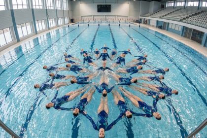 Nageurs synchronisés réalisant une performance aquatique captivante
